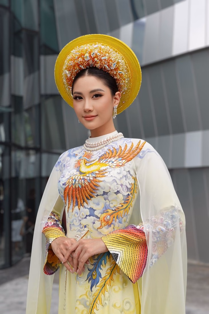 Áo dài ‘Đăng quang’ của Phi Nhung được trưng bày tại festival ở Hà Nội Miss Cosmo Vietnam 2025 Nguyễn Hoàng Phương Linh trong thiết kế "Ánh sáng Phương Đông" nằm trong bộ sưu tập "Phụng các vương triều" của nhà thiết kế Trung Đinh - Ảnh: BTC