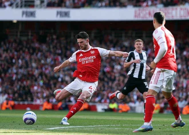Arsenal thua AC Milan ở loạt sút penalty giao hữu Siêu phẩm của Rice giúp Arsenal có vé dự Champions League Phút 55, Declan Rice dứt điểm gọn gàng vào góc xa, ghi bàn thắng duy nhất giúp Arsenal đánh bại Newcastle 1-0 ở vòng 37 Premier League, qua đó nắm chắc vé dự Champions League.