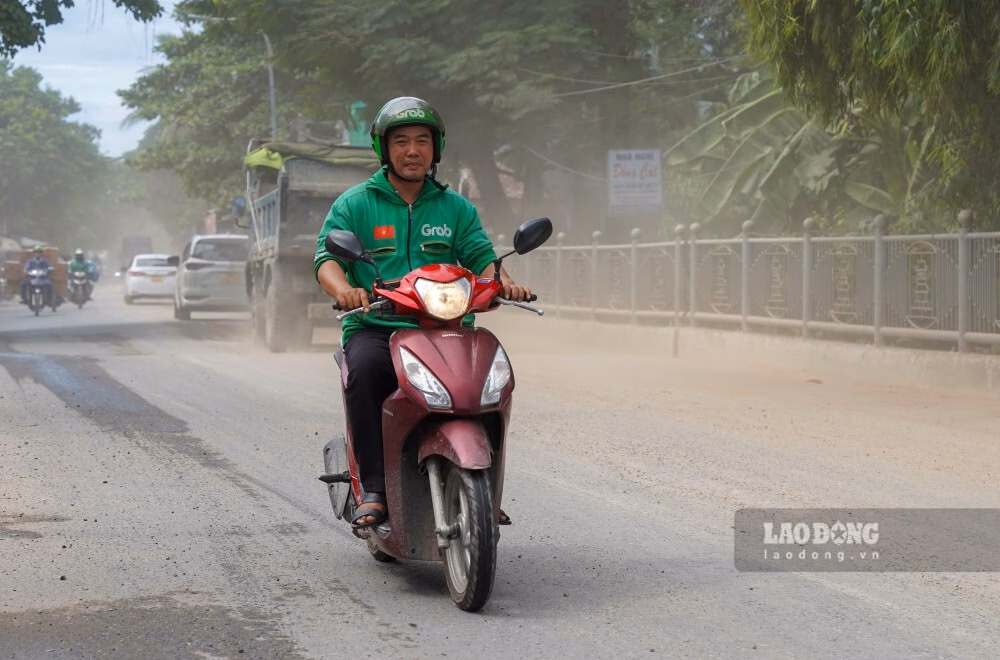 Điều đáng nói, đơn vị thi công chỉ phun nước làm ẩm mặt đường ở khu vực công trình và đoạn cầu đang xử lý, trong khi lượng xe lưu thông dày đặc ở các đoạn giáp ranh lại không được tưới nước, khiến bụi phát tán khắp nơi. Nhà dân, hàng quán đều lắp đặt hệ thống chắn bụi.