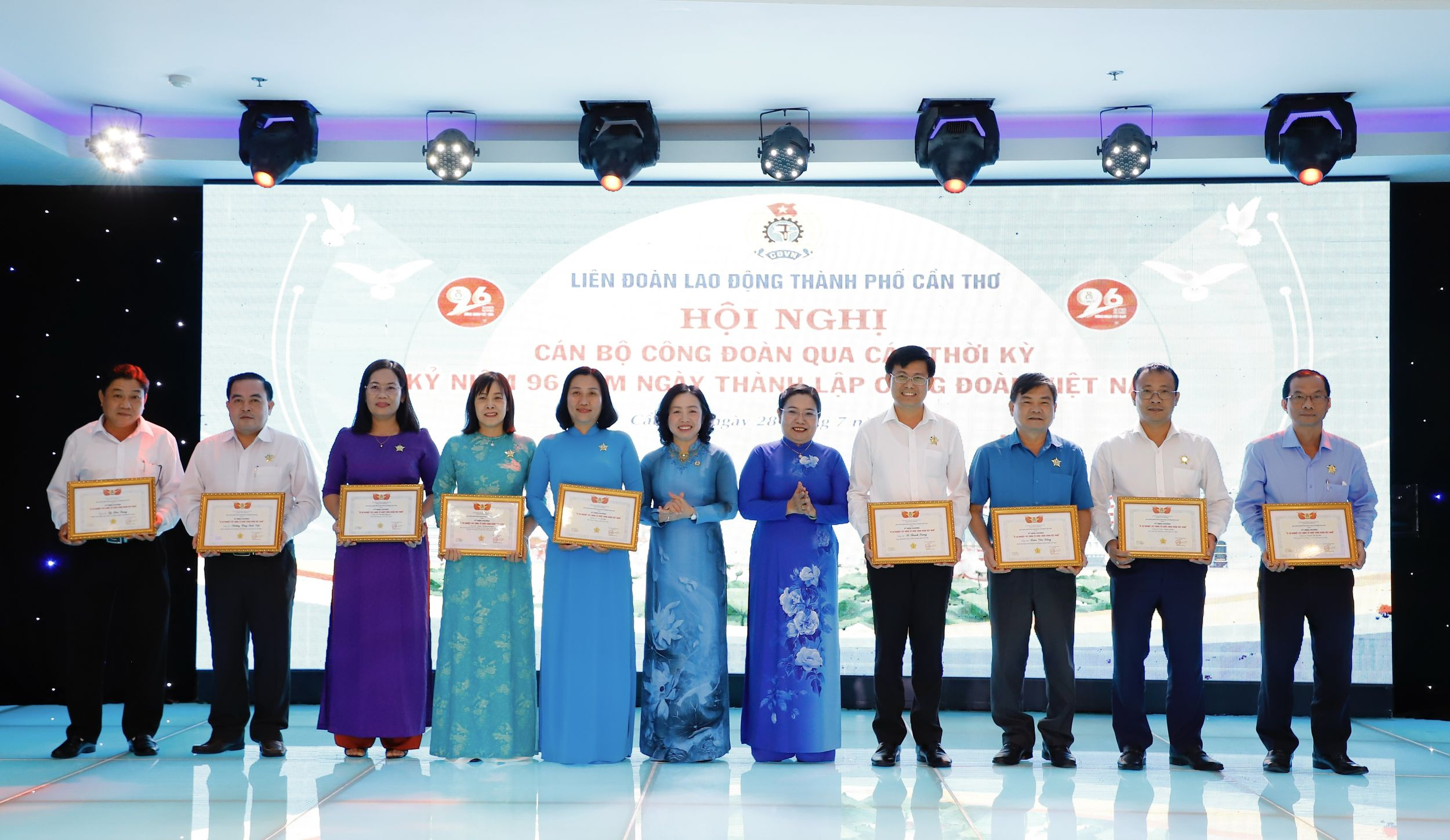 Cần Thơ: CĐ phải là chỗ dựa vững chắc cho đoàn viên, người lao động Lãnh đạo Tổng LĐLĐ Việt Nam, lãnh đạo TP Cần Thơ trao tặng Kỷ niệm chương “Vì sự nghiệp xây dựng tổ chức CĐ Việt Nam” cho các cá nhân. Ảnh: Hồng Vân