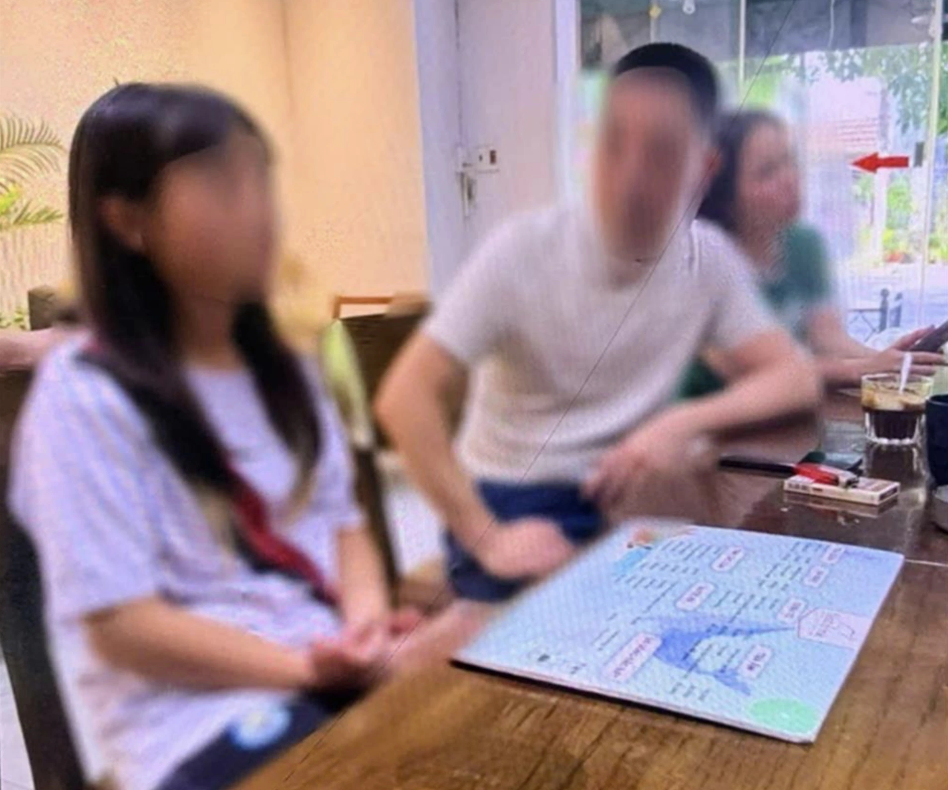 Cảnh báo chiêu lừa mạo danh công an nhằm vào học sinh, sinh viên H.L sợ hãi kể lại sự việc với bố sau khi được cứu về