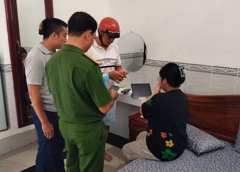 Cảnh báo hình thức lừa đảo ‘bắt cóc online’ nhắm vào học sinh, sinh viên Vừa qua, Phòng Cảnh sát hình sự đã có buổi tuyên truyền cho sinh viên về nhận diện lừa đảo. Ảnh: Nghiêm Ý
