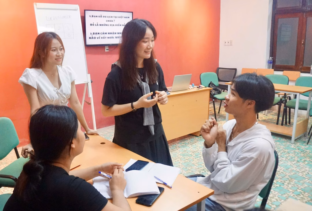 Câu lạc bộ Tiếng Việt ở Đại học Quy Nhơn: Cầu nối sinh viên Việt – Lào Không giới hạn bởi nội lớp học, các thành viên trong CLB thoải mái trò chuyện về sở thích và những dự định cá nhân.