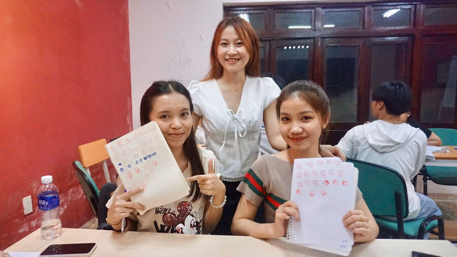 Câu lạc bộ Tiếng Việt ở Đại học Quy Nhơn: Cầu nối sinh viên Việt – Lào Sinh viên Việt - Lào giao lưu bóng đá tại trường. Ảnh: ĐVCC
