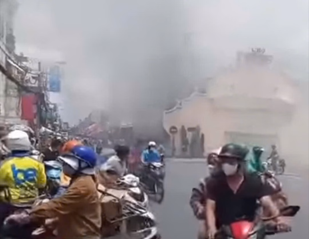Cháy ki-ốt chợ Thủ Đức, tiểu thương hoảng hốt di dời tài sản Ki-ốt bị cháy kinh doanh dừa dầm. Ảnh: HA.