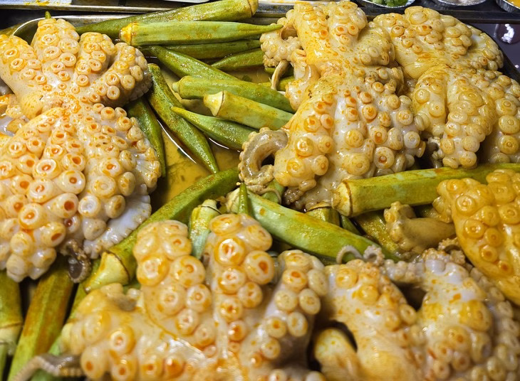 Chợ hải sản Xóm Lưới Vũng Tàu – điểm đến du lịch ẩm thực giảm sức hút Bạch tuộc và đậu bắp ướp sa tế, khách chọn con nào nướng con đó - Ảnh: HOÀNG LÊ