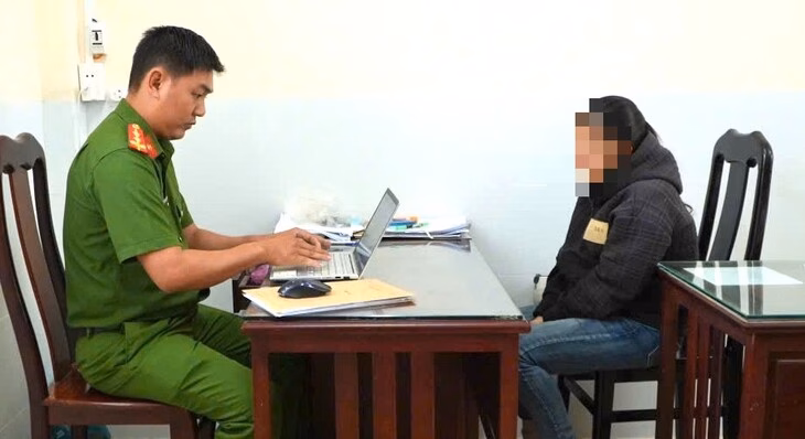 Cô phụ nữ đeo kính đen và khẩu trang đi cướp giật 20 thùng bia ở các xã cù lao Người phụ nữ vượt sông Hậu thực hiện 4 vụ cướp bia - Ảnh 2.