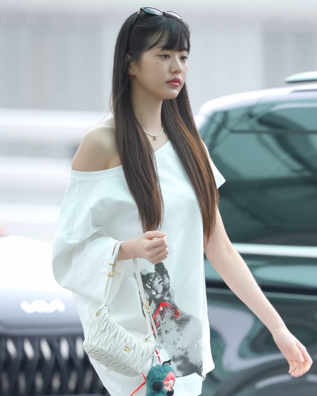 Loạt hình ảnh Jang Wonyoung ra sân bay khởi hành đi Paris đang trở thành chủ đề bàn tán trên MXH xứ Trung.
