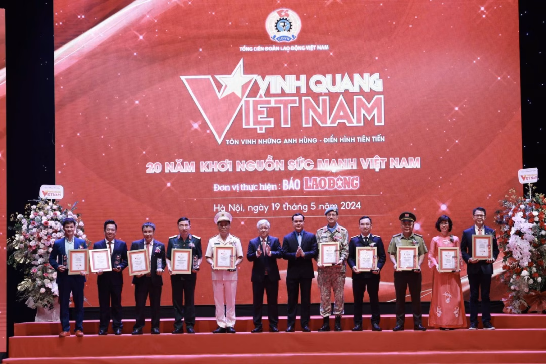 Ủy viên Bộ Chính trị, Bí thư Trung ương Đảng, Chủ tịch Ủy ban Trung ương MTTQ Việt Nam Đỗ Văn Chiến và Ủy viên Trung ương Đảng, Chủ tịch Tổng Liên đoàn Lao động Việt Nam Nguyễn Đình Khang trao khen thưởng tới các tập thể được vinh danh trong Chương trình Vinh quang Việt Nam, với chủ đề 20 năm khơi nguồn sức mạnh Việt Nam.