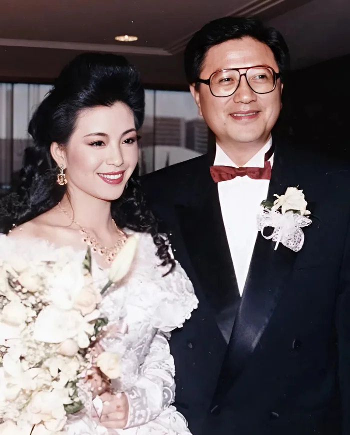Cuộc đời thăng trầm của Hoa hậu Ngũ Vịnh Vy Ngũ Vịnh Vy kết hôn khi chỉ 20 tuổi. Chồng của cô là một doanh nhân siêu giàu tại Hong Kong lúc bấy giờ. (Ảnh Sohu)
