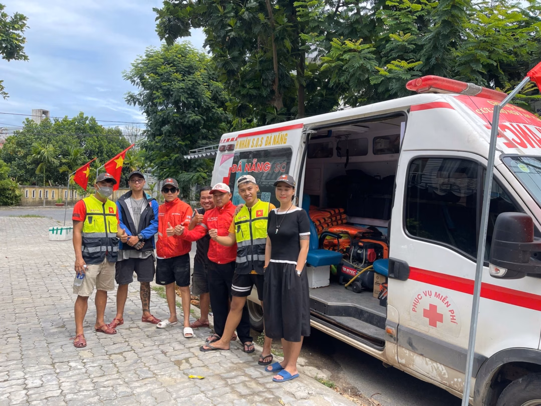 Cứu trợ Nghệ An: Đội SOS Đà Nẵng lên đường hỗ trợ người dân vùng lũ Họ mang theo áo phao, lương thực, nước uống để hỗ trợ người dân