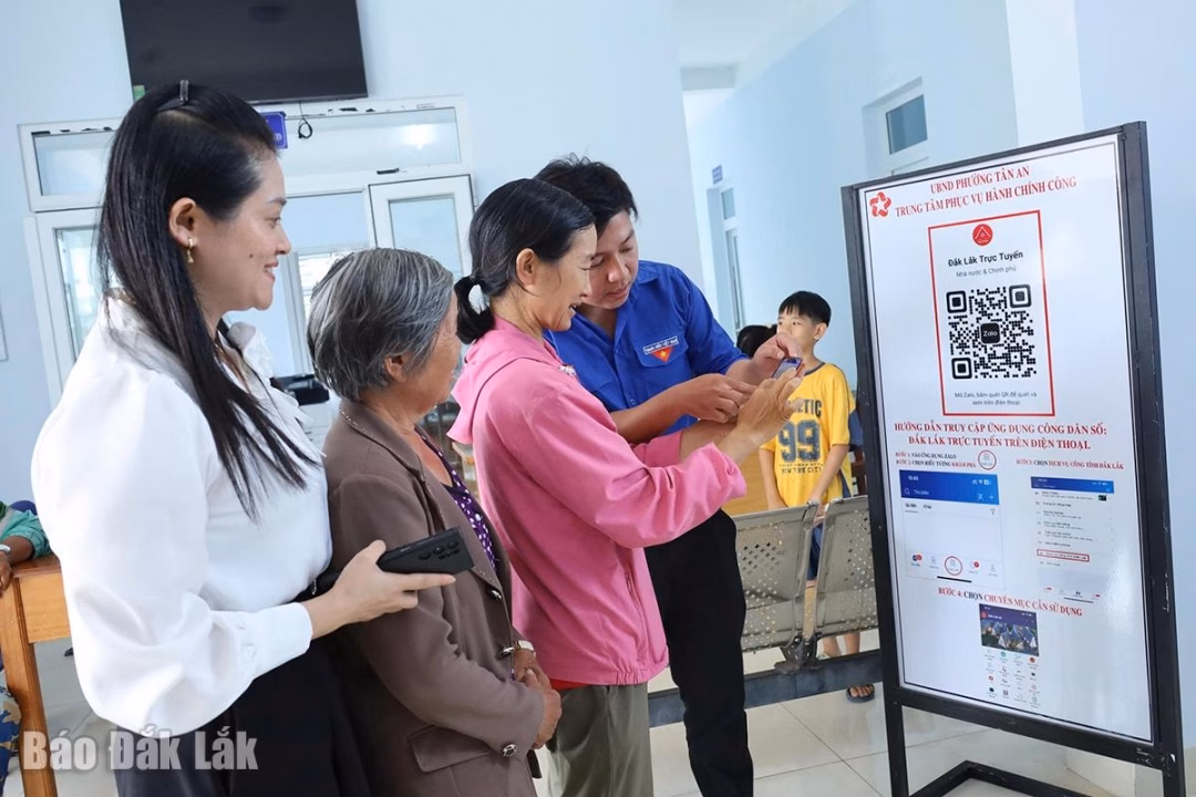 Đắk Lắk tiên phong triển khai AI hỗ trợ quản lý chính quyền Cán bộ phường Tân An hướng dẫn người dân sử dụng các nền tảng trí tuệ nhân tạo để thực hiện các giao dịch hành chính.