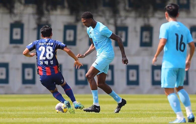 Đội bóng Nam Định gây bất ngờ với chiến thắng 2-1 trước Suwon FC tại Hàn Quốc Nam Định sẽ có 10 ngày rèn quân tại xứ kim chi - Ảnh: Nam Định FC