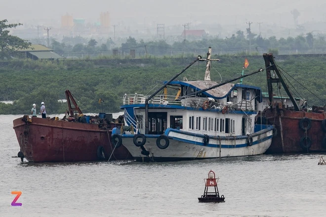 Cơ quan chức năng trục vớt, lai dắt tàu Vịnh Xanh 58 về gần cảng Cái Lân (Quảng Ninh) để khám nghiệm hiện trường, sáng 20/7. Ảnh: Việt Linh.