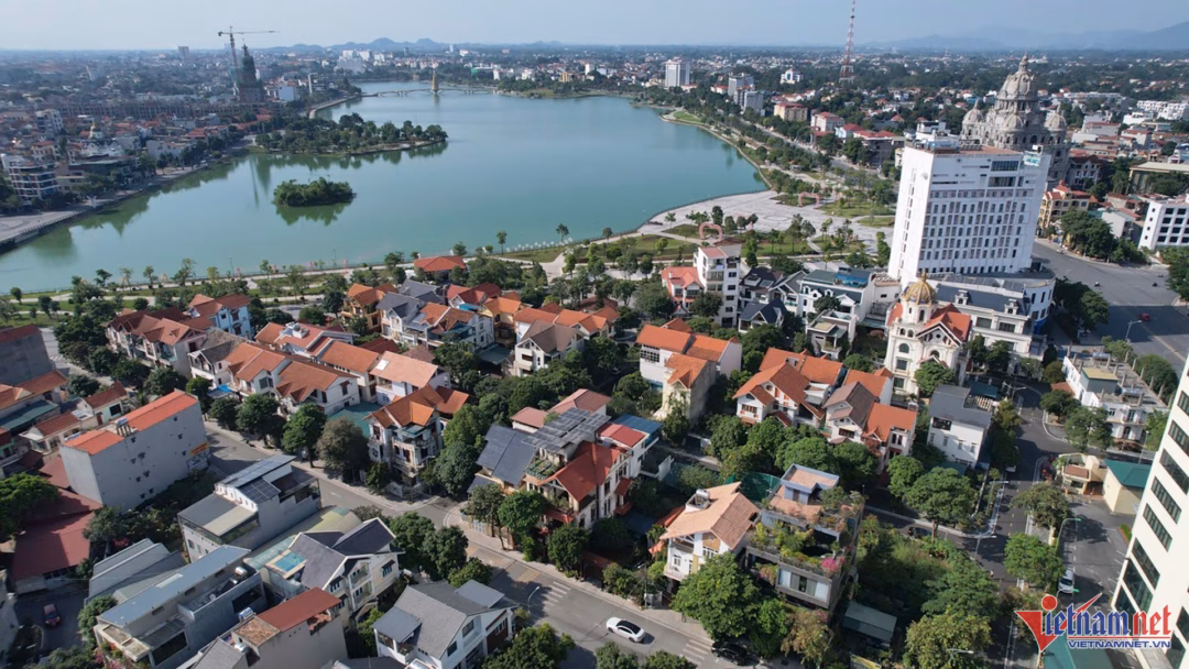 Phía sau dãy cửa hàng là các căn biệt thự của khu đô thị Đồng Mạ. Ảnh: Đức Hoàng