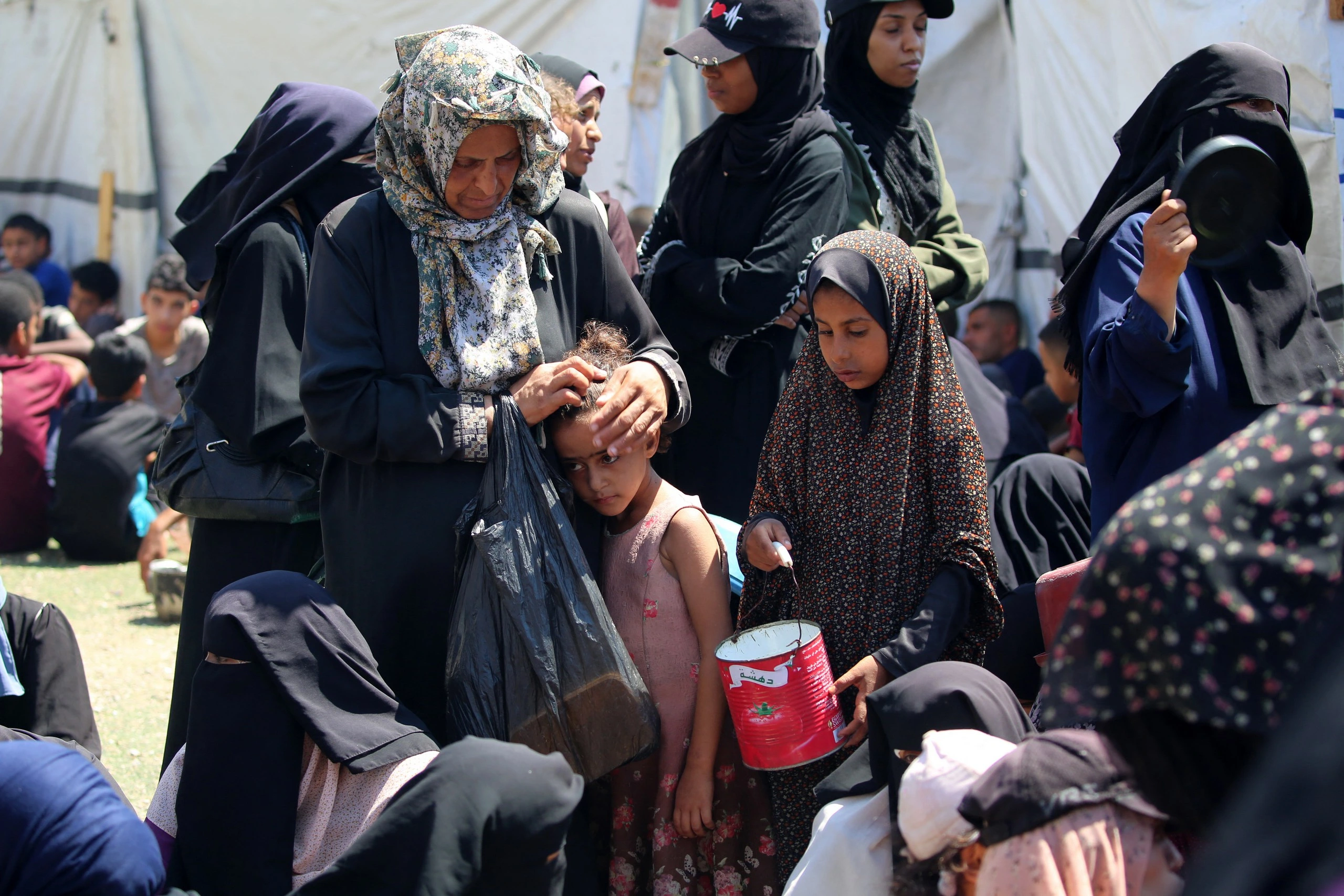 Gaza đối mặt nạn đói hàng loạt, 21 trẻ em tử vong vì suy dinh dưỡng Một điểm phân phối thực phẩm tại trại tị nạn Nuseirat ở Dải Gaza