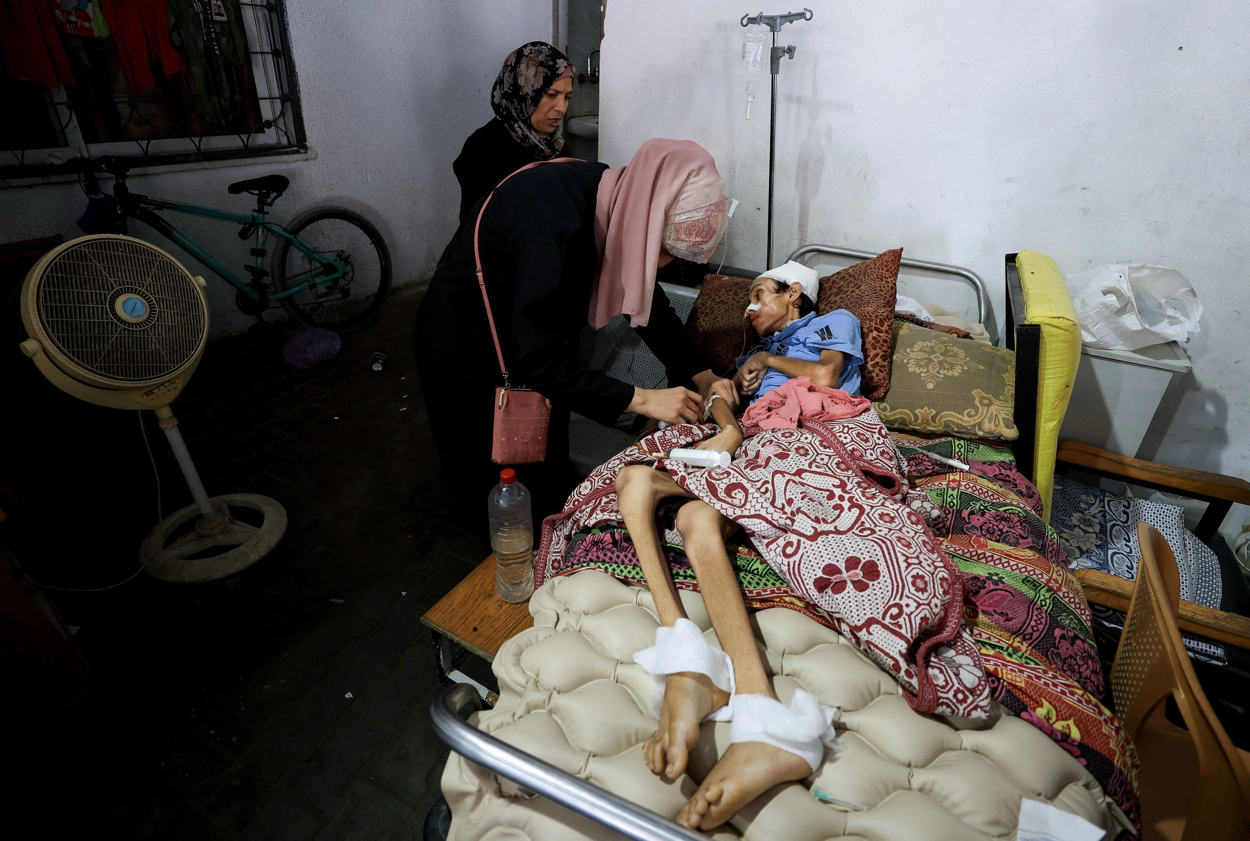 Gaza đối mặt nạn đói hàng loạt, 21 trẻ em tử vong vì suy dinh dưỡng Một thiếu niên 14 tuổi bị suy dinh dưỡng tại Bệnh viện Al-Shifa ở Gaza hôm 22.7