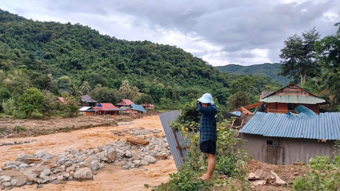 Người dân xã Nhôn Mai bất lực nhìn tài sản bị cuốn trôi. Ảnh: V.Thanh