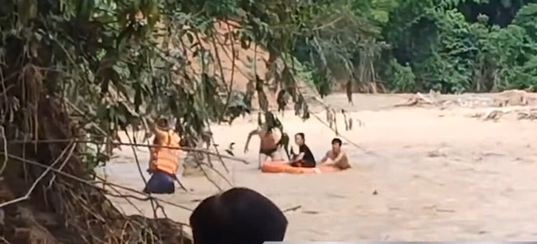 Nhiều ngôi nhà ở xã Nhôn Mai bị lũ quét, san phẳng. Ảnh: V.Thanh