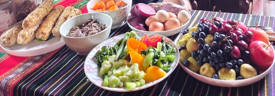 Trên trang cá nhân, những bữa ăn được mẹ bầu H'Hen Niê chia sẻ thường đầy ắp các loại rau củ như bina, đậu bắp, cà chua, bí đỏ, củ dền, ăn kèm cơm nấu cùng ức gà, các loại hạt và một cốc sữa hạt thông. Người đẹp quê Đắk Lắk cũng cho biết các món đa phần được chế biến theo phương pháp luộc hoặc hấp nhằm bảo toàn tối đa dinh dưỡng.