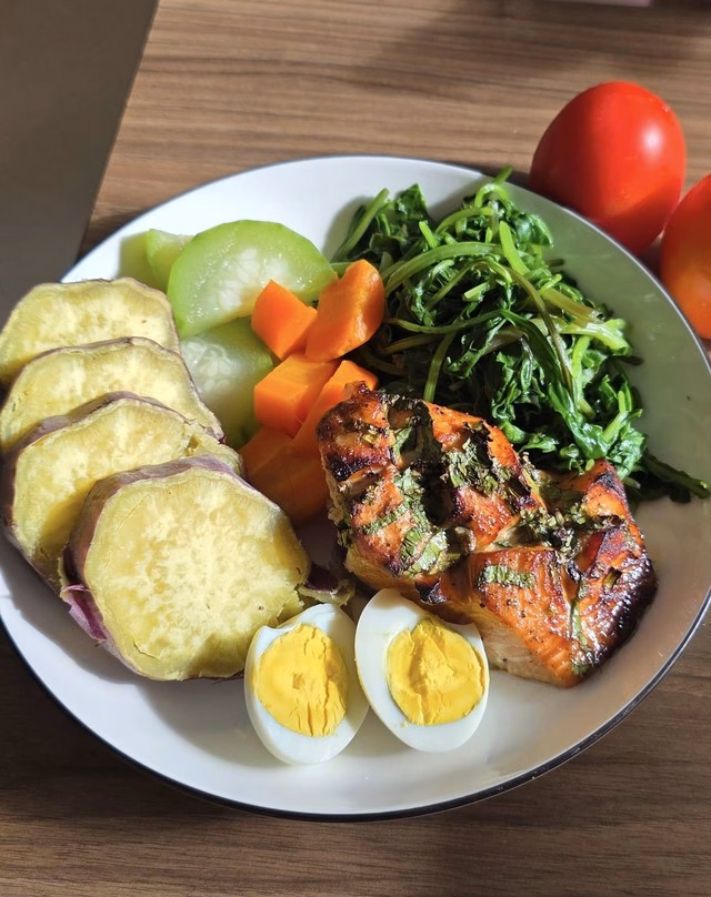 Trứng là thực phẩm giàu dinh dưỡng và chứa hàm lượng protein cao, thúc đẩy quá trình xây dựng và sửa chữa các mô cơ. Thông thường, một quả trứng gà khoảng 50–60g, trong đó có 6–7g protein và có nhiều axit amin thiết yếu giúp tăng sức đề kháng cho cơ thể.