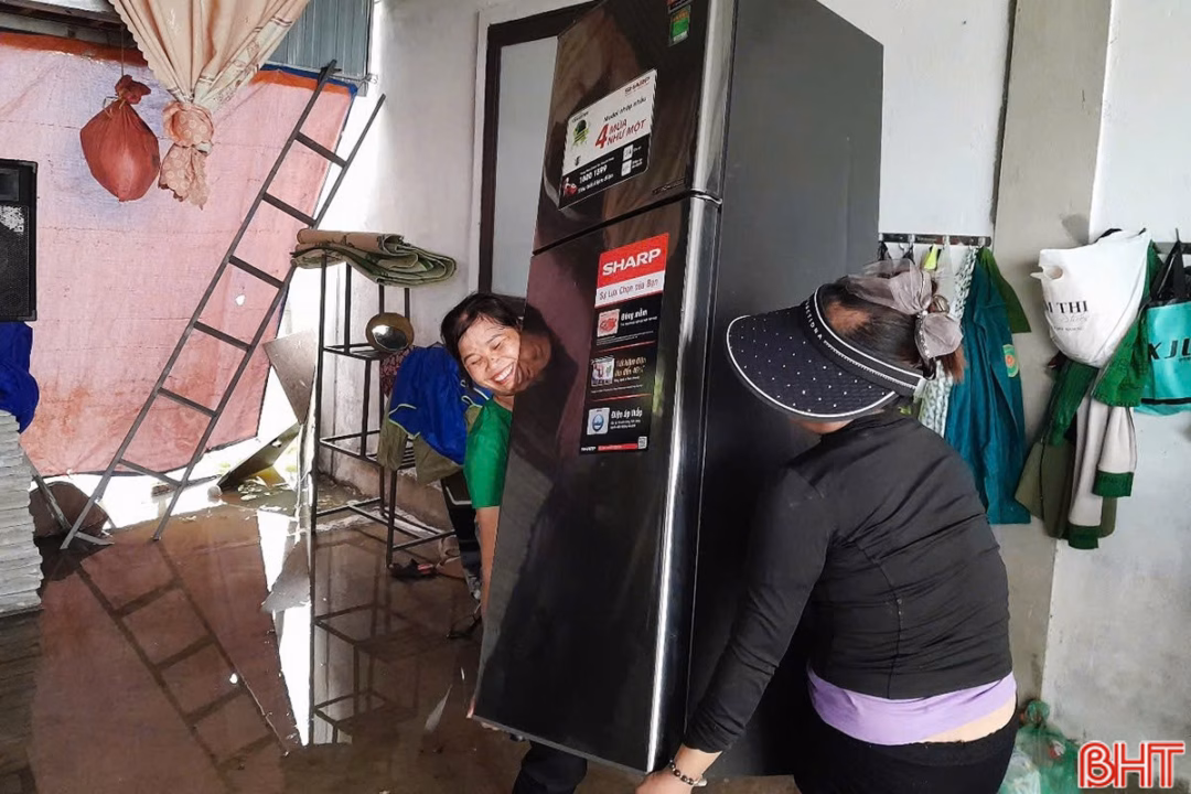 Hà Tĩnh: Nước lũ dâng cao, hàng trăm ha hoa màu có nguy cơ mất trắng Tại thôn Tiền Phong, người dân đang tất bật kê cao đồ đạc, di chuyển tài sản lên vị trí an toàn.