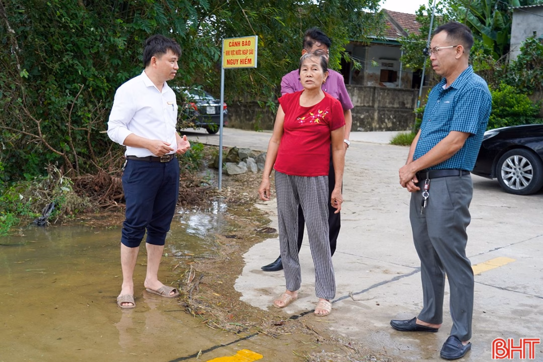 Hà Tĩnh: Nước lũ dâng cao, hàng trăm ha hoa màu có nguy cơ mất trắng Trước tình hình trên, chính quyền xã Đức Quang đã huy động lực lượng xuống kiểm tra thực địa, hỗ trợ các hộ dân khu vực ngập lụt; đồng thời tuyên truyền, nhắc nhở người dân không chủ quan, theo dõi sát diễn biến mưa lũ. Tại các khu vực bị chia cắt, lực lượng thôn xóm túc trực, cắm biển cảnh báo và sẵn sàng sơ tán người dân khi cần thiết. Trong ảnh: Đoàn kiểm tra của xã Đức Quang khảo sát tình hình, nhắc nhở người dân kê cao đồ, cảnh giác với nước lũ về đêm.