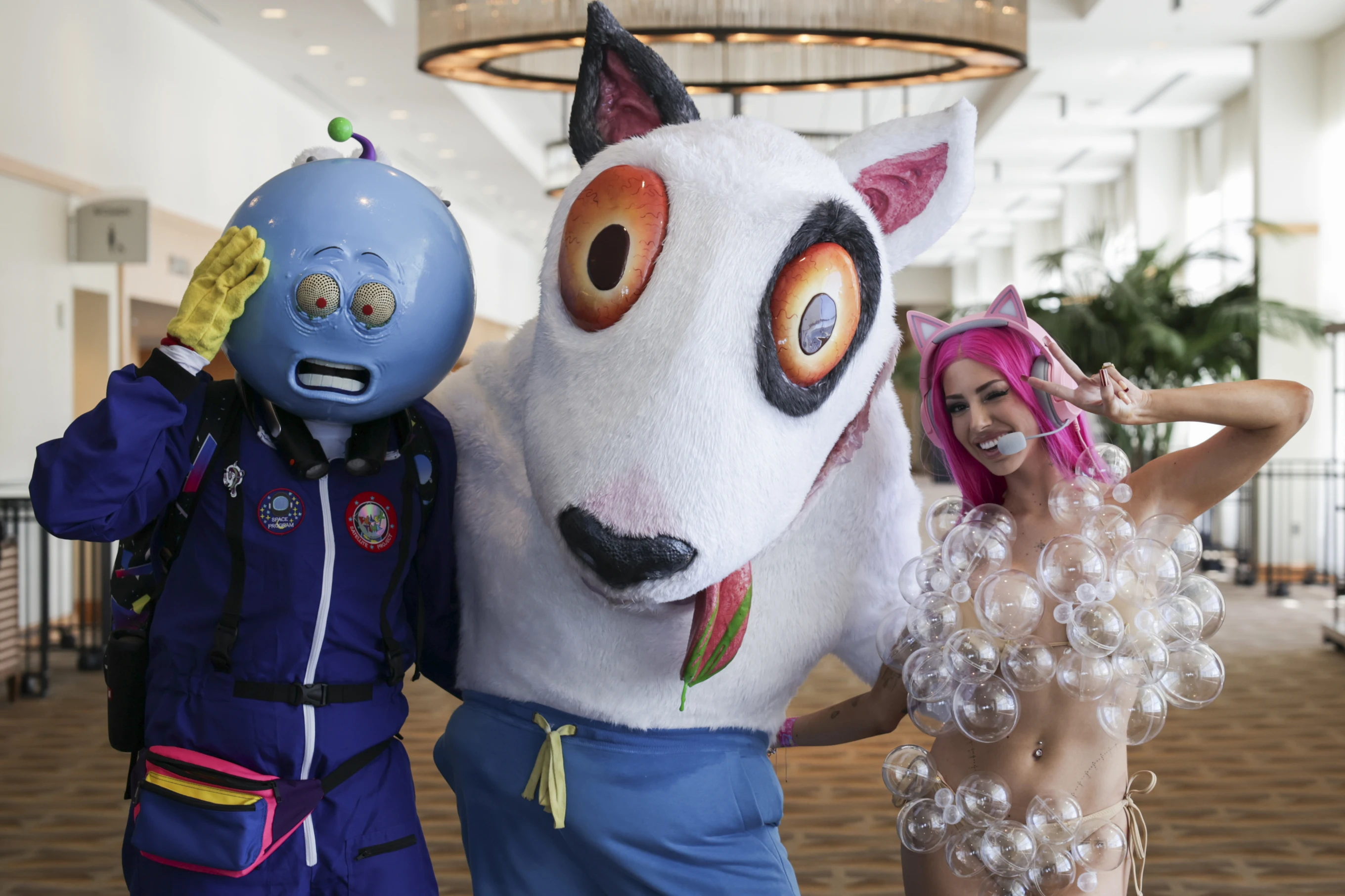 Hàng nghìn fan attends Comic-Con 2025: Hé mở dự án điện ảnh mới và sự xuất hiện của các ngôi sao đình đám Javier Lovato of Los Angeles dressed as Time Traveler Todd, from left, Mitchell Walter of Los Angeles dressed as Bullet, and Emily La Rue of Los Angeles dressed as Kat from “Bullet Time” attend Comic-Con International on Saturday, July 26, 2025, in San Diego. (Photo by Andrew Park/Invision/AP)