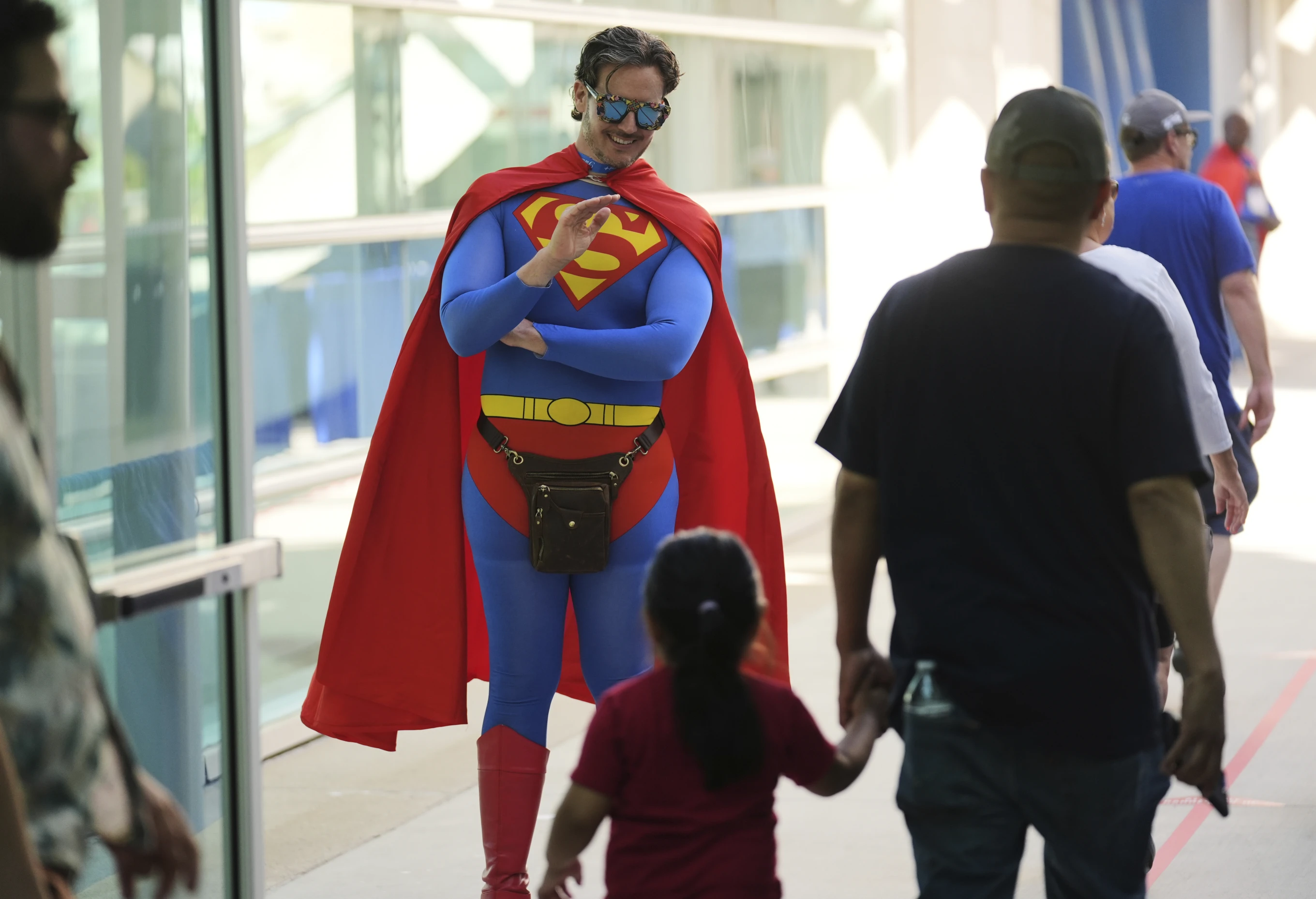 Hàng nghìn fan attends Comic-Con 2025: Hé mở dự án điện ảnh mới và sự xuất hiện của các ngôi sao đình đám Comic-Con volunteer Chris Perry, of San Diego, waves to a young attendee before the 2025 Comic-Con International Preview Night on Wednesday, July 23, 2025, in San Diego. (AP Photo/Chris Pizzello)