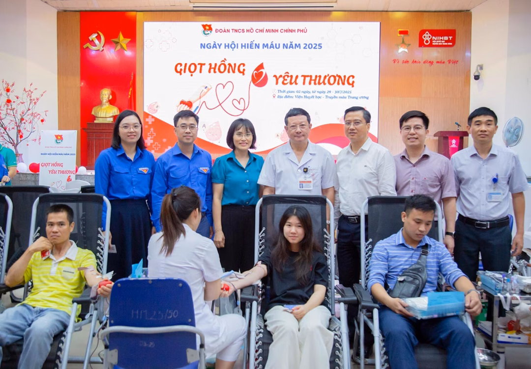 Hàng nghìn thanh niên Chính phủ tham gia hiến máu “Giọt hồng yêu thương” Suy nghĩ giản dị nhưng đầy nhân văn của anh Vũ Mạnh Hùng và các đồng nghiệp tại BIDV đã lan tỏa tinh thần sẵn sàng sẻ chia, thắp lên ngọn lửa của lòng nhân ái.