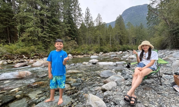 Trước đó vài ngày, gia đình nghệ sĩ vào rừng, lội suối ở Golden Ears Provincial Park. Công viên địa phương này cũng thuộc British Columbia, cách nơi ở của họ khoảng một giờ lái xe.