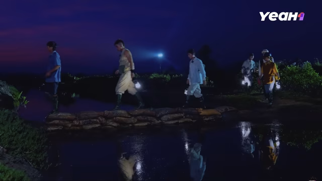 Anh Điệp dẫn dàn cast ra ruộng muối làm việc khi trời chưa hửng nắng - Ảnh: CHỤP MÀN HÌNH