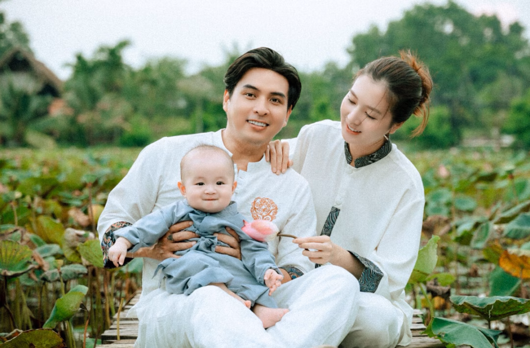 Ca sĩ vui khi nhiều đồng nghiệp nói bé "giống cha như đúc", nhất là ở khuôn miệng và chân mày. "Tôi rất thích nhìn Hin cười, những mệt mỏi đều được xua tan", anh nói.