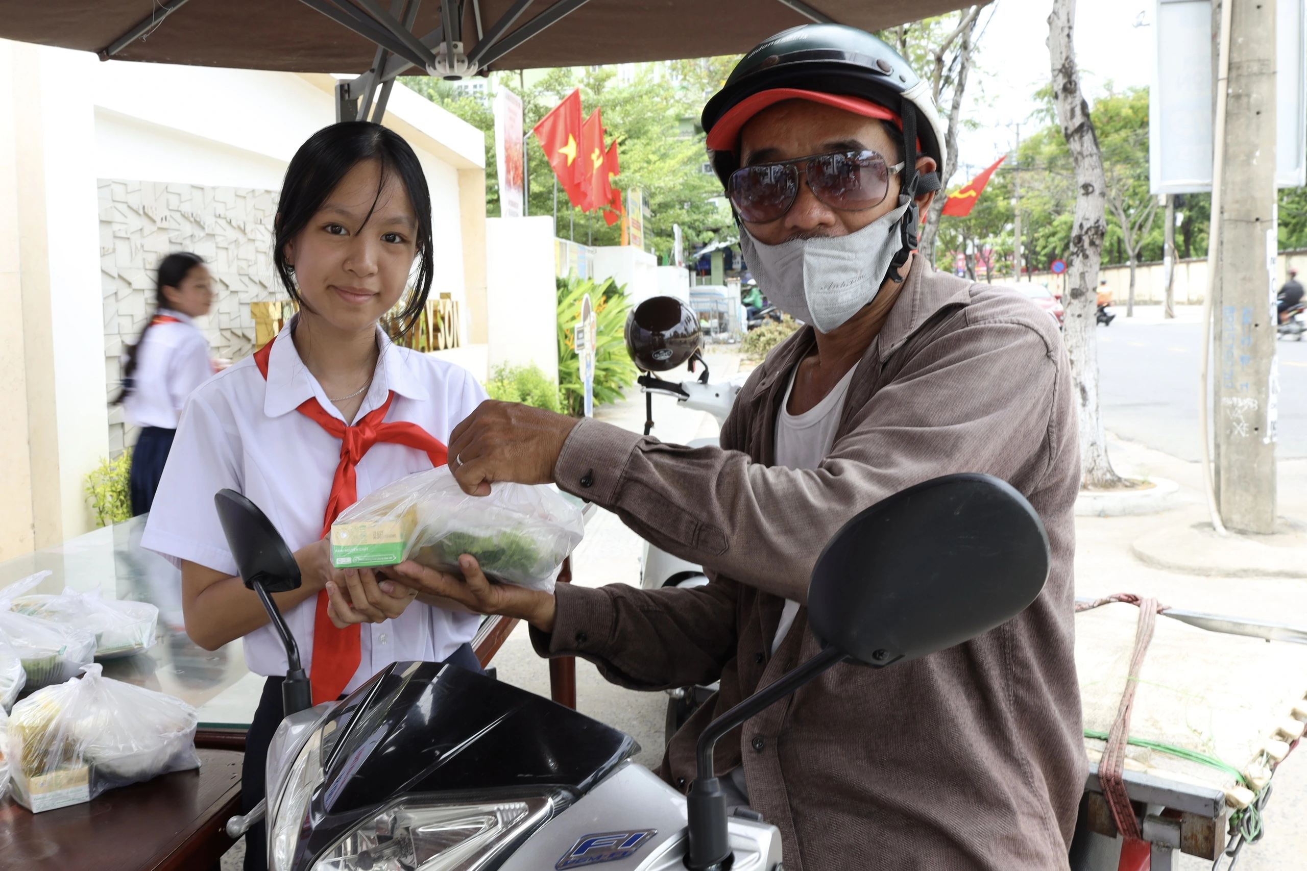 Ông Hồ Thanh Dũng (P.Hòa Cường) xúc động khi nhận suất mì Quảng miễn phí từ tập thể Trường THCS Tây Sơn