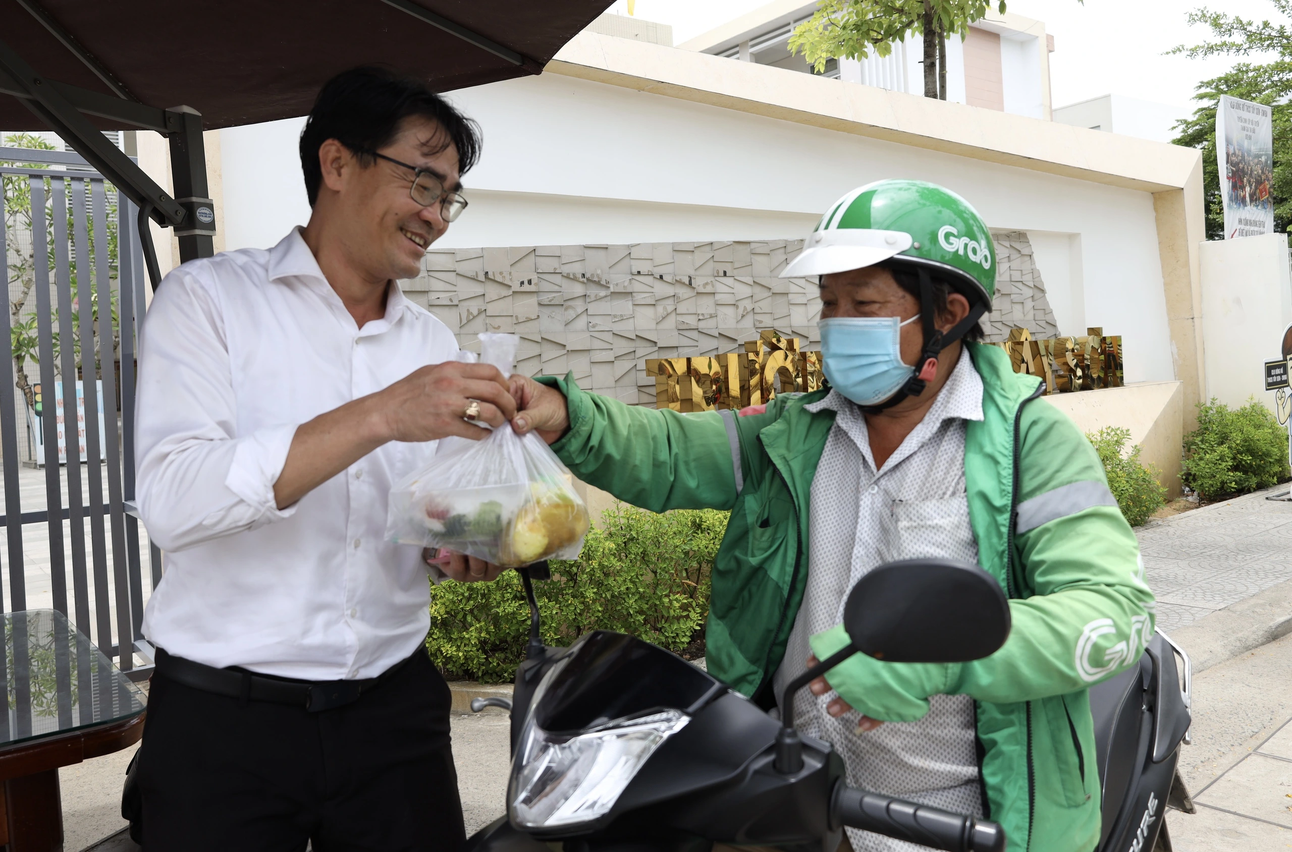 Thầy Trần Ngọc Út (trái) cùng học sinh lan tỏa yêu thương qua từng suất ăn nghĩa tình