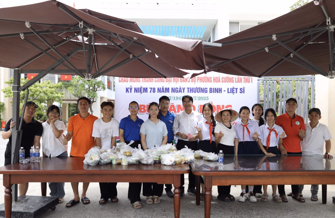 Kỳ nghỉ hè trở nên ý nghĩa hơn khi thầy trò Trường THCS Tây Sơn cùng nhau sẻ chia yêu thương qua từng suất ăn