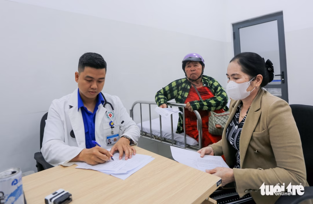 Bác sĩ trẻ tư vấn sức khỏe cho người dân