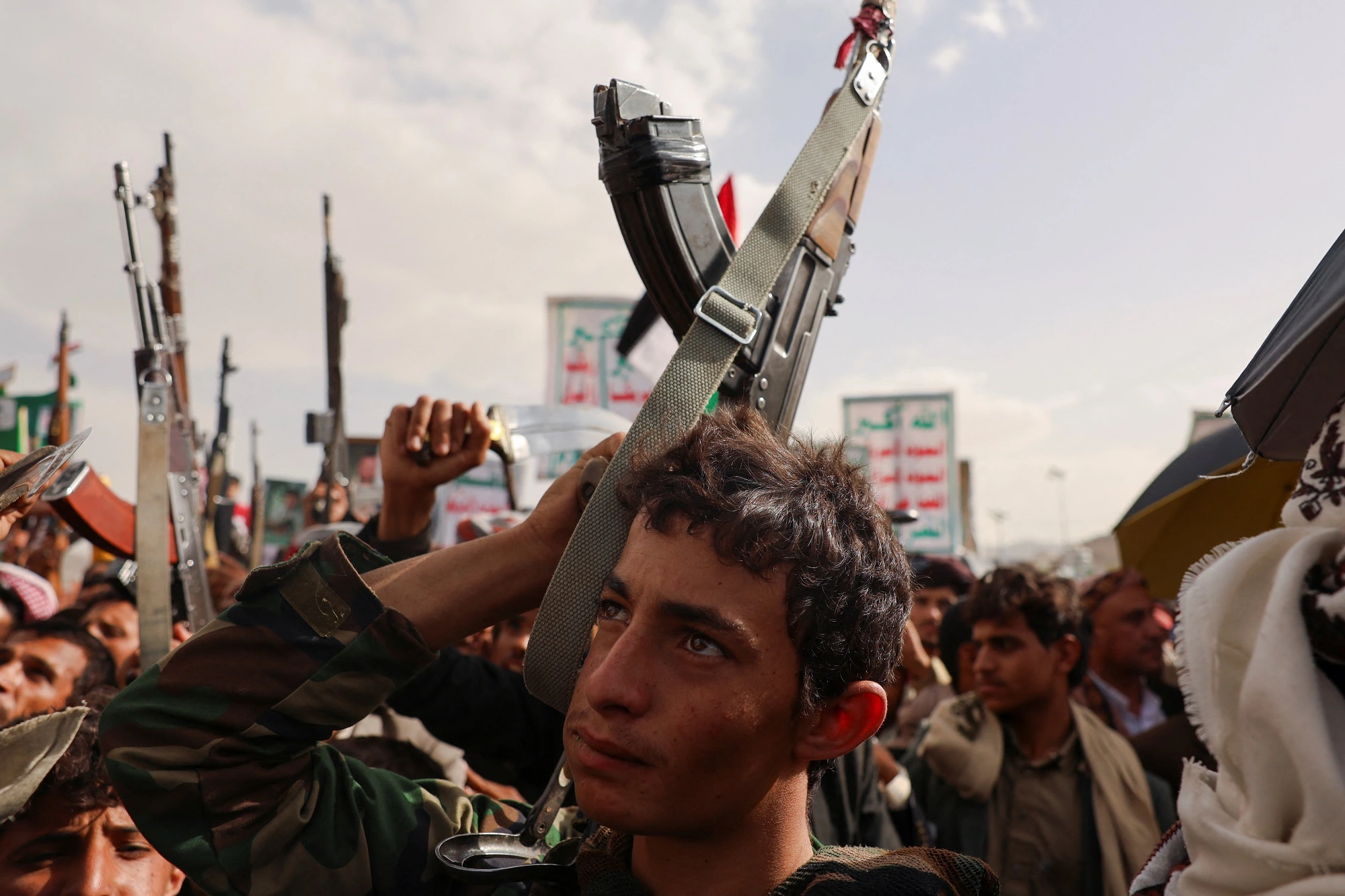 Houthi tuyên bố tấn công sân bay Israel, Ngoại trưởng Iran lên tiếng về xung đột Những người ủng hộ Houthi tuần hành tại Yemen ngày 18.7