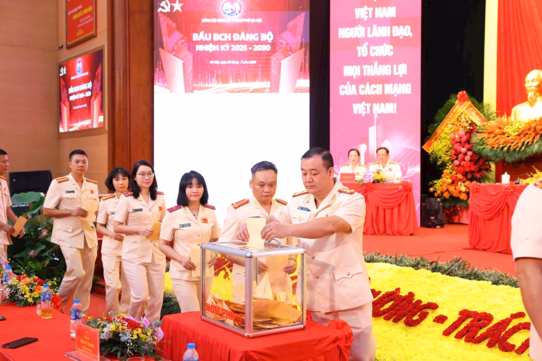 Đại hội tiến hành bỏ phiếu bầu Ban Chấp hành Đảng bộ nhiệm kỳ 2025-2030.