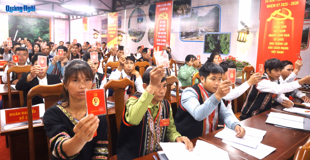Các đại biểu biểu quyết thông qua các chỉ tiêu nghị quyết.
