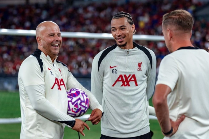 Liverpool bất ngờ muốn chiêu mộ tiền đạo Alexander Isak Hugo Ekitike và HLV Arne Slot trong buổi tập của Liverpool tại Hong Kong ngày 24/7. Ảnh: Liverpool FC