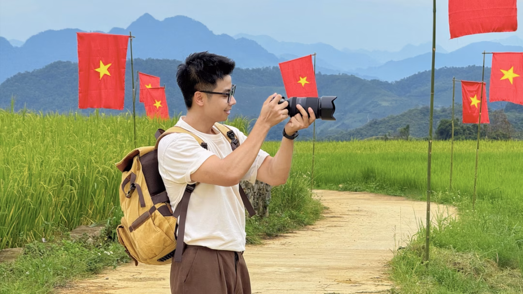 Check in con đường cờ đỏ sao vàng giữa đồng lúa Sơn La dịp Quốc khánh