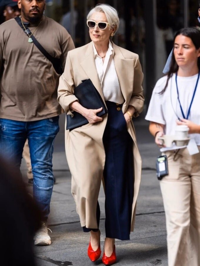 Meryl Streep trong một cảnh quay "The Devil Wears Prada" 2 ở New York. Video: DiaryOfTheStarsNY