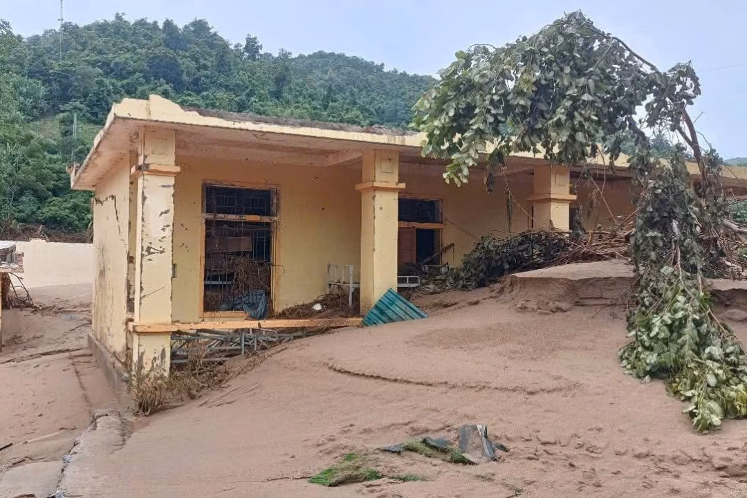 Miền núi Nghệ An tan nát sau lũ, trường tiểu học bị vùi lấp