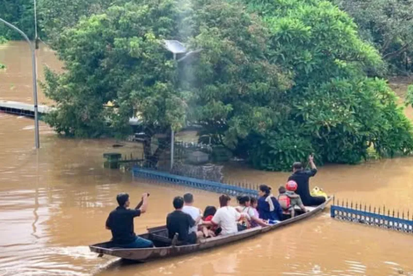 Mưa lũ lịch sử tại Nghệ An: Thiệt hại lớn về người và tài sản Trung tâm Y tế Kỳ Sơn di chuyển bệnh nhân bằng thuyền.