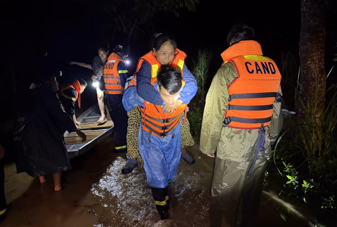 Quân đội và công an sát cánh cùng nhân dân trong cơn lũ lịch sử - 3