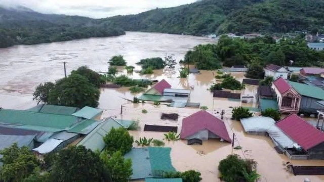 Nghệ An: Mưa lũ gây ngập nặng, 3 cầu treo bị sập, hàng nghìn nhà dân bị ảnh hưởng Các nhà dân ven sông Lam ở xã Tương Dương ngập chìm trong lũ