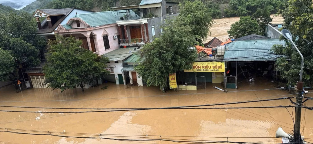 Nghệ An: Mưa lũ gây ngập nặng, 3 cầu treo bị sập, hàng nghìn nhà dân bị ảnh hưởng Lũ gần mức 5.000 năm xảy ra 1 lần, Nghệ An ngập sâu