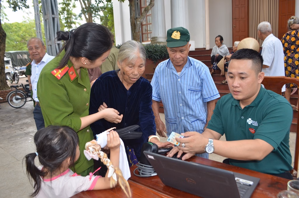 Nghệ An: Tặng quà, khám mắt miễn phí cho gia đình chính sách