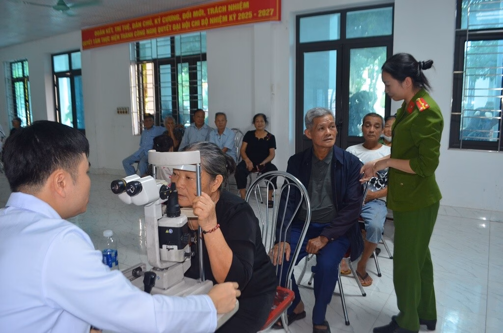 Nghệ An: Tặng quà, khám mắt miễn phí cho gia đình chính sách Mỗi người dân sau khi khám sẽ được tặng một phần quà gồm các thuốc bổ về mắt